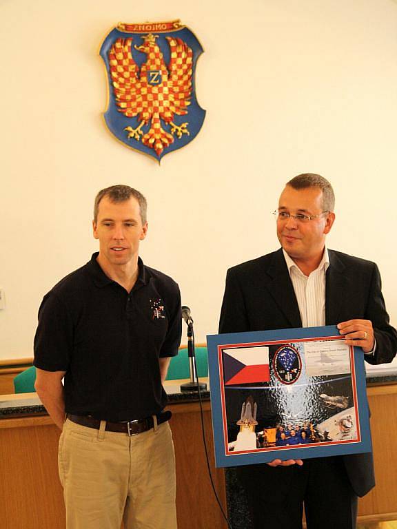 Astronaut Feustel navštívil ve Znojmě muzeum motorizmu, i starostu města. 