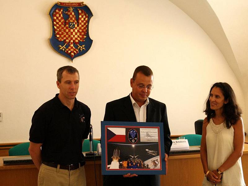 Astronaut Feustel navštívil ve Znojmě muzeum motorizmu, i starostu města. 