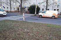 Na špatný stav silnice v Pražské ulici na hlavním tahu Znojmem si stěžují řidiči dlouhodobě. Velké opravy jsou plánované na jaro.