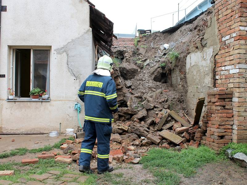 Po vydatném dešti se sesunula půda v miroslavské Údolní ulici. Tuny zeminy zcela zničily původní opěrnou zeď a částečně poškodily dům. Nikdo se při sesuvu půdy nezranil.