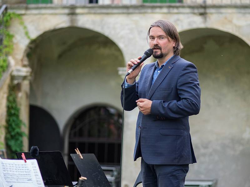 Obnova Státního zámku Uherčice na Znojemsku. Dobročinný koncert festivalu Hudba Znojmo.