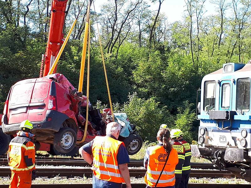 U železničního přejezdu v Hrušovanech nad Jevišovkou došlo ke srážce osobního auta a vlaku. Dva lidé na místě zemřeli.