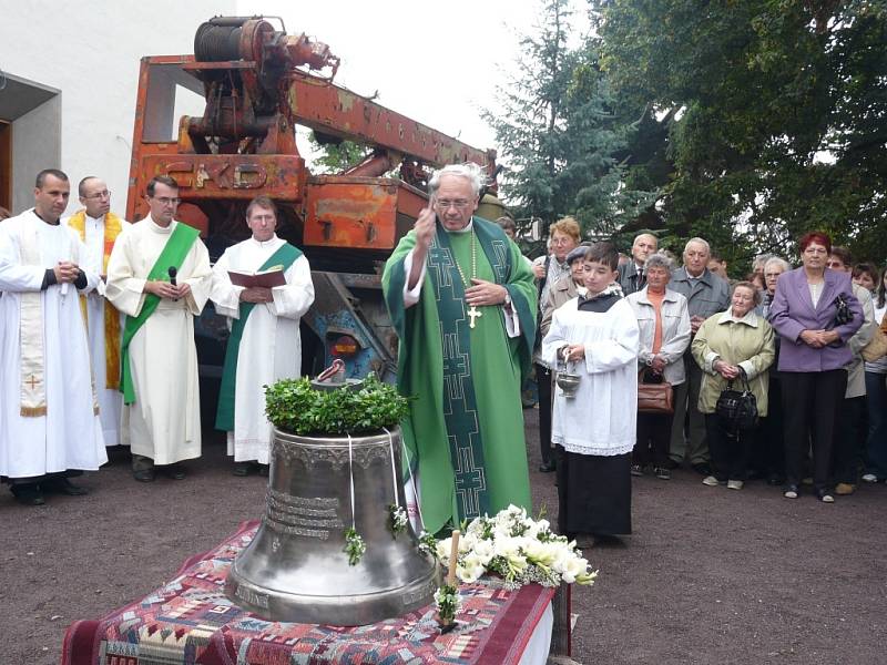 První zvon pro zbrusu nový kostel sv. Ducha v Šumné na Vranovsku posvětil v sobotu večer generální vikář brněnské diecéze Jiří Mikulášek. 