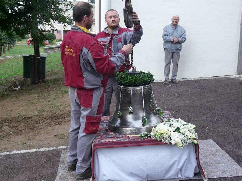 První zvon pro zbrusu nový kostel sv. Ducha v Šumné na Vranovsku posvětil v sobotu večer generální vikář brněnské diecéze Jiří Mikulášek. 