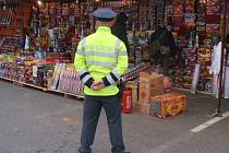 Další z pravidelných kontrol zábavní pyrotechniky mají za sebou policisté ze Znojemska. Ti se ve středu zaměřili na asijskou tržnici na Hatích, kde tamní trhovci petardy ve velkém nabízejí. 