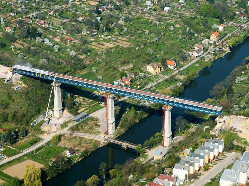 Velké stavby ve Znojmě: rekonstrukce centra města, stavba nového železničního mostu a demolice domu na Pražské ulici. 