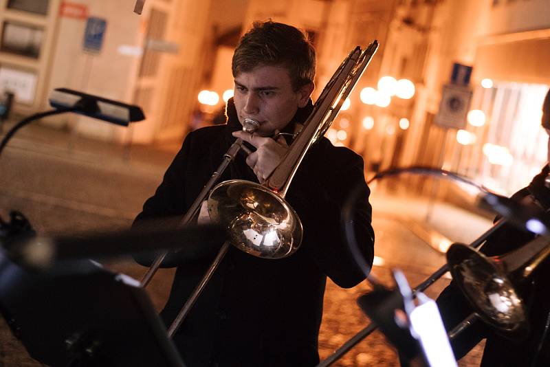 Hudbou v ulicích v podobě Zmrzlého jazzu a závěrečným koncertem patrona festivalu Petera Lipy vyvrcholil letošní ročník JazzFestu Znojmo.