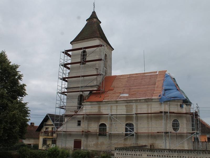 Novou fasádu, okna i dveře dostane kostek ve Chvaleticích.