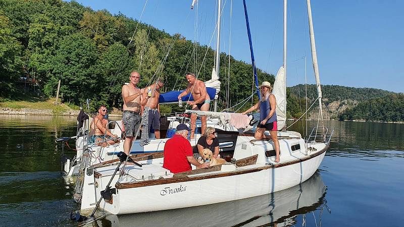 Yachtaři z Yacht klubu Vranovská přehrada bojují s nařízením, které jim nedovoluje používat motory na malých lodích.