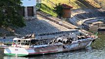 Požárem zničená výletní loď Dyje na Vranovské přehradě.