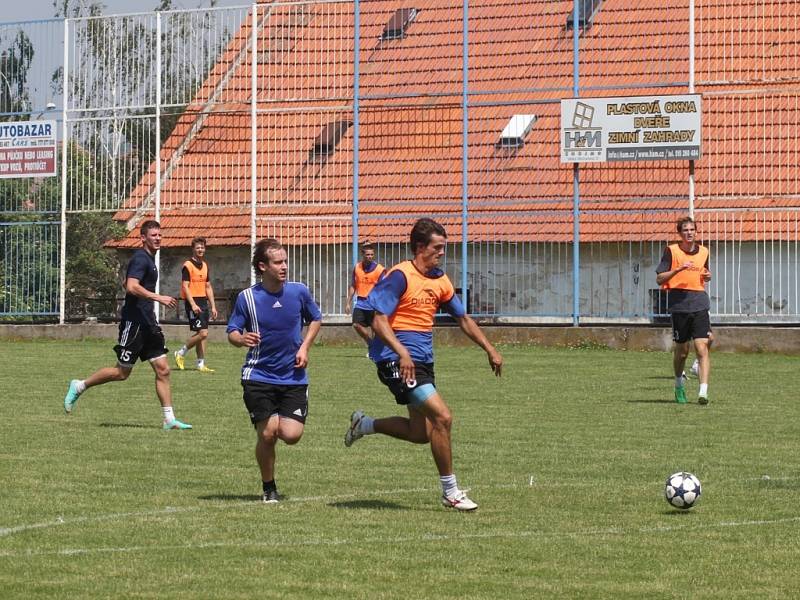 Znojemští fotbalisté zahájili ve čtvrtek na hřišti v Únanově přípravu na svoji historický první sezonu v české nejvyšší fotbalové soutěži.