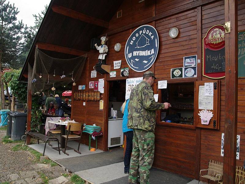 Tradiční zabijačka u podmolského rybníka přilákala stovky návštěvníků.