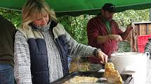 Tradiční zabijačka u podmolského rybníka přilákala stovky návštěvníků.