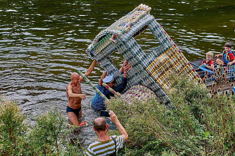 Poslední prázdninová neděle patřila na Dyji pod znojemskou přehradou tradiční neckyádě.