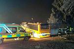Na Znojemsku naboural autobus do hřbitovní zdi. Pět lidí se lehce zranilo.