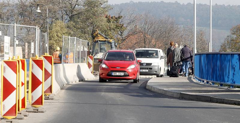 Do finiše se blíží opravy dvojice mostů přes železnici ve Znojmě. V pátek 13. je v obou směrech silničáři chtějí otevřít.