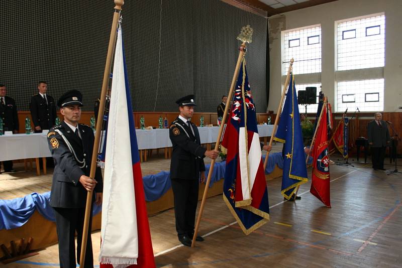 Zástupci téměř všech sborů, které zasahovaly při požáru lesa u Bzence, se sjeli do Vracova. Dostali písemná poděkování či medaile.