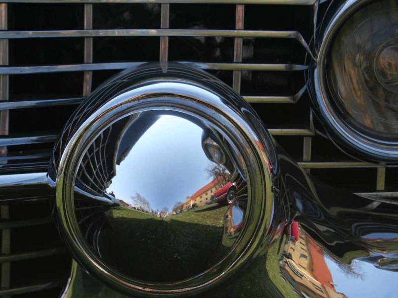 Cadillac na nádvoří zámku v Moravském Krumlově