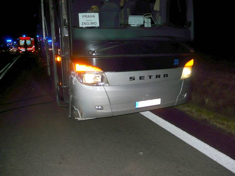 Autobus, dvě motorky a tři osobní auta se střetly v pátek před osmou hodinou večer mezi Pavlicemi a Olbramkostelem.