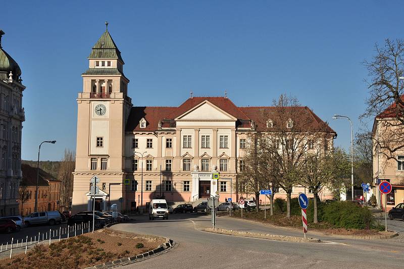 V budově Okresního soudu Znojmo se konalo hlavní líčení s viníkem nehody z října 2018 na silnici I/53 u Trnového Pole, kdy v plné rychlosti narazil do policejní dodávky a odtahového auta, když zajišťovali předchozí dopravní nehodu.