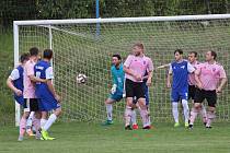 Fotbalisté Pavlic (v modrých dresech) podlehli v sobotu na domácí půdě v přátelském klání Práčím 3:4