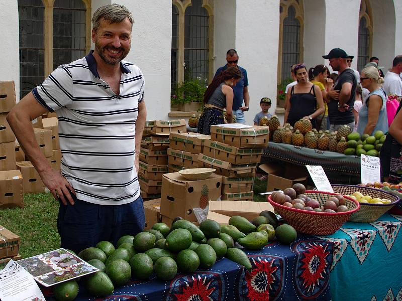 Africký trh s ovocem z Ugandy a dalších zemí přilákal v sobotu do znojemského minoritského kláštera stovky návštěvníků.