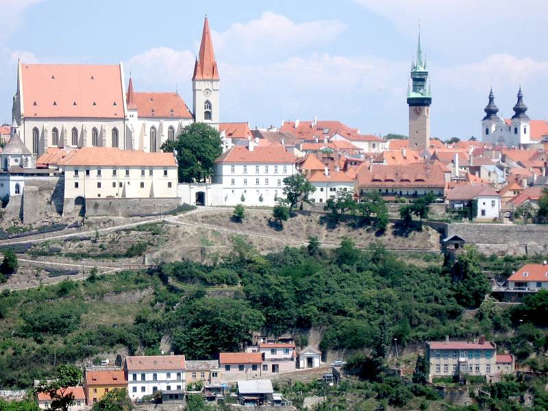 Pohled na Znojmo od jihu. Vlevo Mikulášský kostel, uprostřed se zelenou střechou Radniční věž, která láká na vyhlídku.