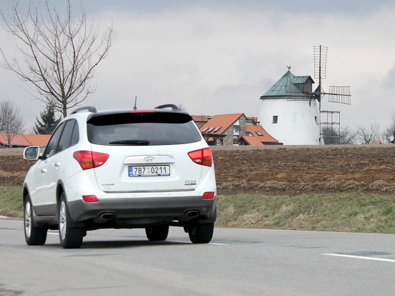 Především turisty již roky láká větrný mlýn v Lesné, poslední vsi před Vranovem nad Dyjí ve směru od Znojma. Nepřehlédnutelná stavba je po pravici ve směru jízdy na Vranov.