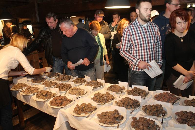 Dvanáctý ročník Jevišovické jitrnice přilákal do restaurace Sýpka spoustu lidí. Ochutnávali, hodnotili, bavili se.