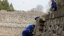 Čištění jevišovické přehrady pokračuje v těchto dnech opravou zpevňujících zdí i samotné hráze. Hotovo má být do konce dubna.