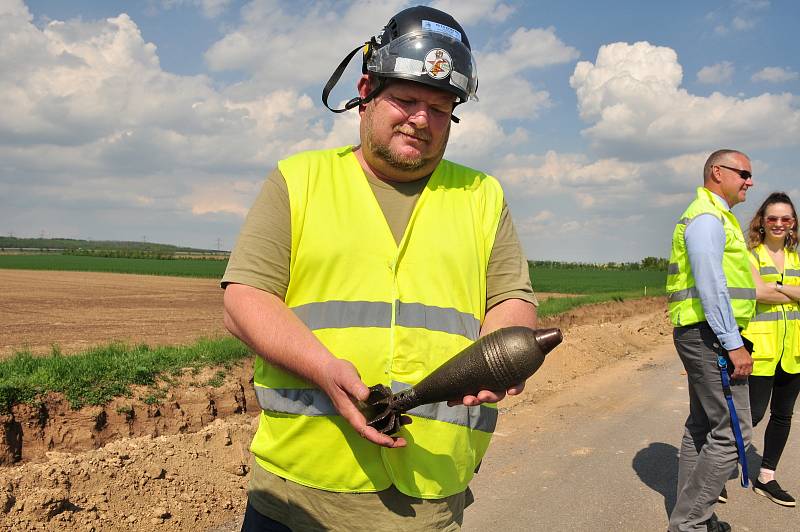 Pyrotechnik Petr Dostál má oči na stopkách. S detektorem kovů se snaží nevybuchlou munici pod rekonstruovanou silnicí I/53 u Znojma.