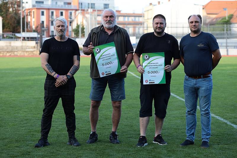 Druhý červnový pátek vyzvali v rámci finále okresního poháru fotbalisté Dobšic B (ve žlutém) celek Litobratřic, který porazili 4:1 a brali tak cennou trofej.