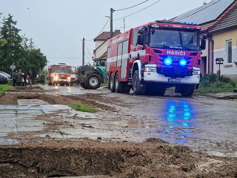 Hasiči odstraňují následky přívalových dešťů v Žeroticích na Znojemsku