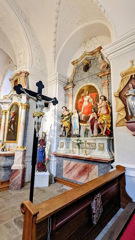 Interiér kostela skrývá také obnovenou středověkou Madonu s Ježíškem z konce 13. století.