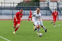 Fotbalisté Znojma (v bílém) porazili první červnový pátek na svém pažitu celek Otrokovic 4:3.