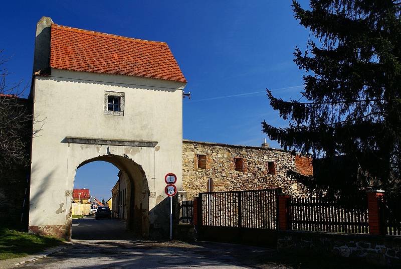 Brána městečka Hradiště ze 17. století. Zaplocená parcela v majetku města Znojma se nachází u hradeb za plotem Správy Lesů ČR.