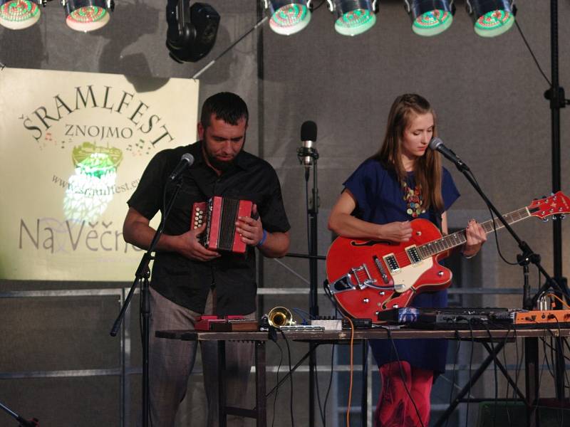 Stovky příznivců navštvíly v pátek a sobotu sedmý znojemský Šramlfest. Festival pouliční kultury nabídl tradiční směs kapel různých žánrů a zábavných divadel. Přestože se nad Mikulášským náměstím opo oba dny honily mraky a přišla i prudká přeháňka.