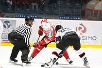 Znojemští hokejoví Orli (bílí) porazili v šestém kole druhé ligy tým Vyškova.