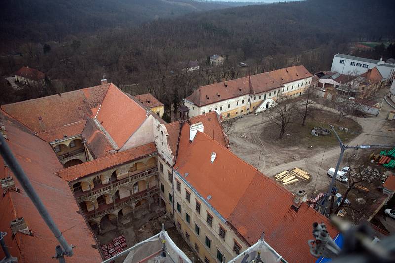 Impozantní pohled z vrcholu věže krumlovského zámku.města, která roky chátrala, dostává novou podobu.