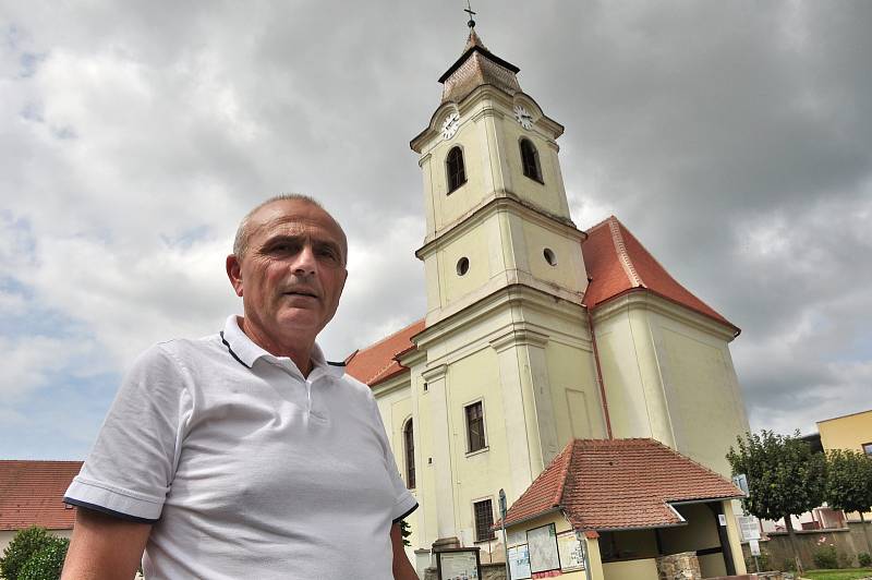 Starostou městyse Vratěnín na Znojemsku se Martin Kincl (na snímku) stal poprvé v roce 1990, v čele obce vytrval dodnes a kandiduje i ve svých 65 letech znovu.