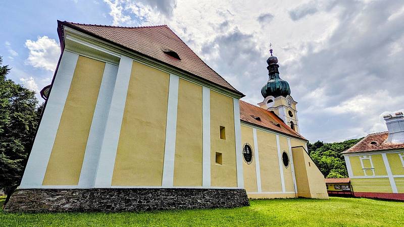 Jedná se o největší a uměleckohistoricky nejvýznamnější církevní stavbu v městysi.