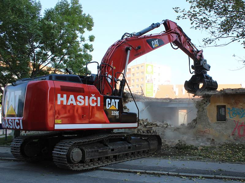 Hasiči ze záchranného útvaru v Hlučíně začali s demolicí zadní části bývalých budov Městské zeleně mezi Pražskou a Dvořákovou ulicí ve Znojmě.