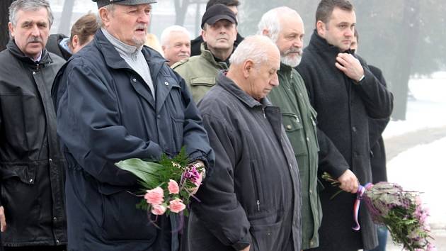 Prakticky bez účasti veřejnosti si v úterý dopoledne v Horním parku ve Znojmě připomnělo komunistický převrat v únoru roku 1948 asi dvacet lidí. Šlo téměř výlučně o zástupce vedení radnice, příspěvkových organizací města a spolků.