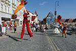 Průvod festivalovým městem.