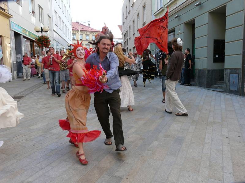 Průvod festivalovým městem.