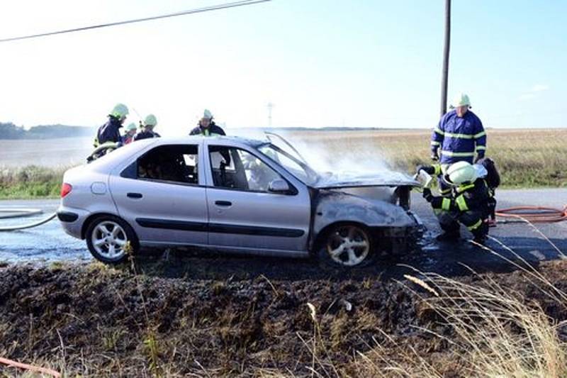  K požáru osobního auta, které hořelo na silnici mezi Džbánicemi a Trstěnicemi, vyjížděly dnes kolem páté hodiny odpolední hned čtyři jednotky hasičů. 