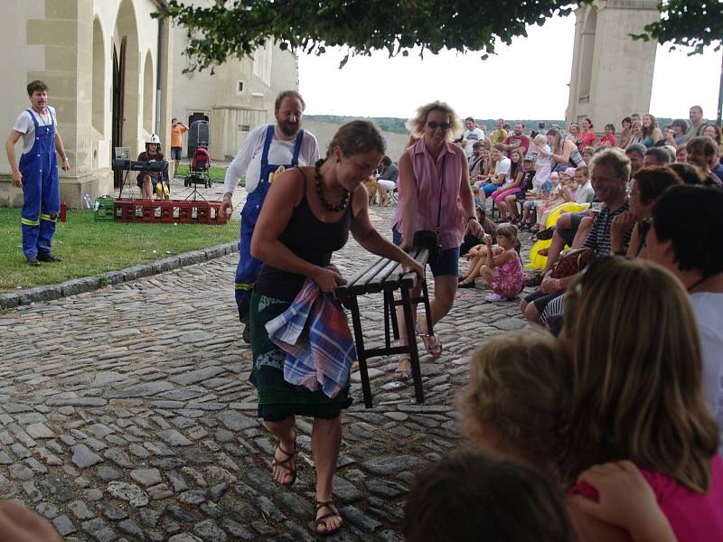 Stovky příznivců navštvíly v pátek a sobotu sedmý znojemský Šramlfest. Festival pouliční kultury nabídl tradiční směs kapel různých žánrů a zábavných divadel. Přestože se nad Mikulášským náměstím opo oba dny honily mraky a přišla i prudká přeháňka.