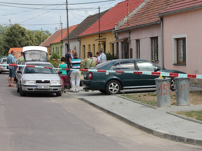 Přímo na chodníku před domem v Krhovicích, ve kterém krátce bydlel, zaútočil David K. na svoji družku. Žena zraněním podlehla.