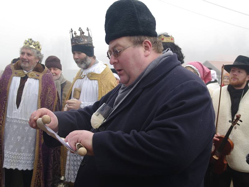 Členové Spolku přátel Hroznové kozy vyrazili na tradiční hotařskou koledu do Nového Šaldorfu.