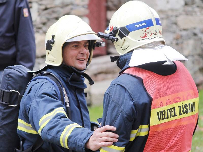 Největší požární cvičení za posledních pětadvacet let měli hasiči ze Znojemska na hradě Bítov. Simulovaný oheň vzplanul v historické kuchyni severního křídla, která se občas využívá k ukázkám středověkého vaření.